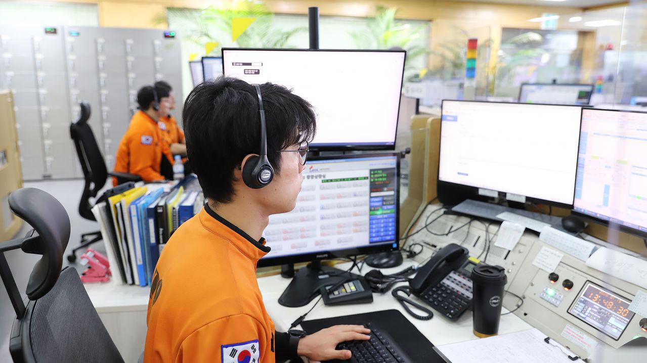 119에 전화가 걸려오면 AI가 실시간 사고 유형을 파악해 긴급 상황을 접수요원에게 우선 연결하는 인공지능(AI) 콜봇 시스템. [사진 서울시]