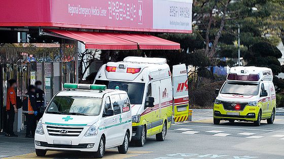 지난해 2월 대전의 한 대학병원 응급실 앞에 환자를 이송한 119구급차가 줄지어 대기하고 있다. 김성태 객원기자