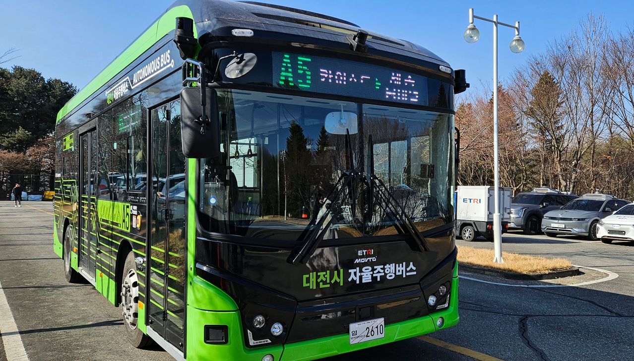 대전시와 한국전자통신연구원(ETRI)이 도입한 자율주행버스가 시범운행되고 있다. 김방현 기자