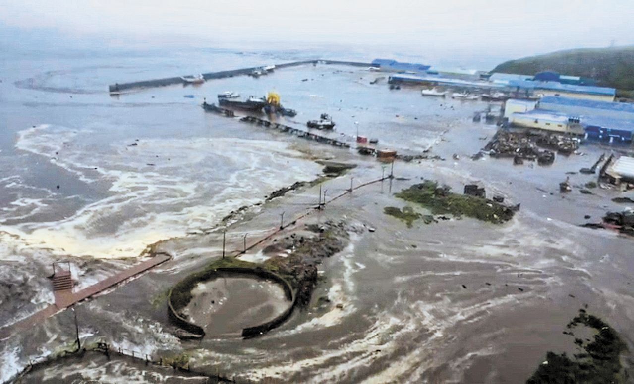 지난해 7월30일 캄차카반도 해역에서 일어난 규모 8.8의 강진으로 쓰나미가 발생, 러시아 사할린주 세베로쿠릴스크 지역이 침수됐다. 일본 정부가 발생 확률 90%라고 예상한 네무로 대지진 역시 캄차카반도 지진과 같은 쿠릴·치시마 해구에서 발생하는 지진이다. [EPA=연합뉴스]