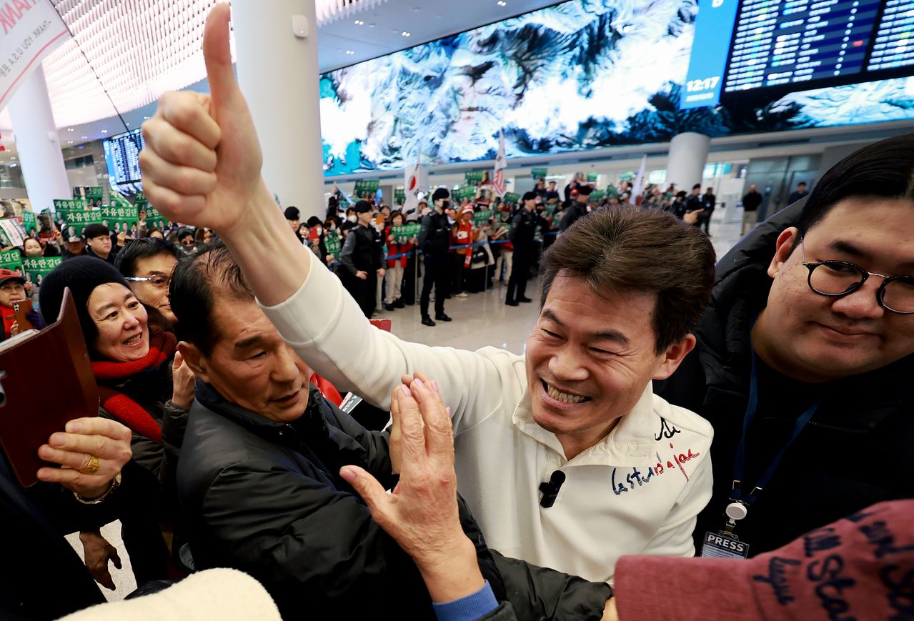 전한길 전 한국사 강사가 3일 인천국제공항 제2여객터미널로 귀국해 지지자들을 향해 엄지를 치켜 세우고 있다. 뉴스1
