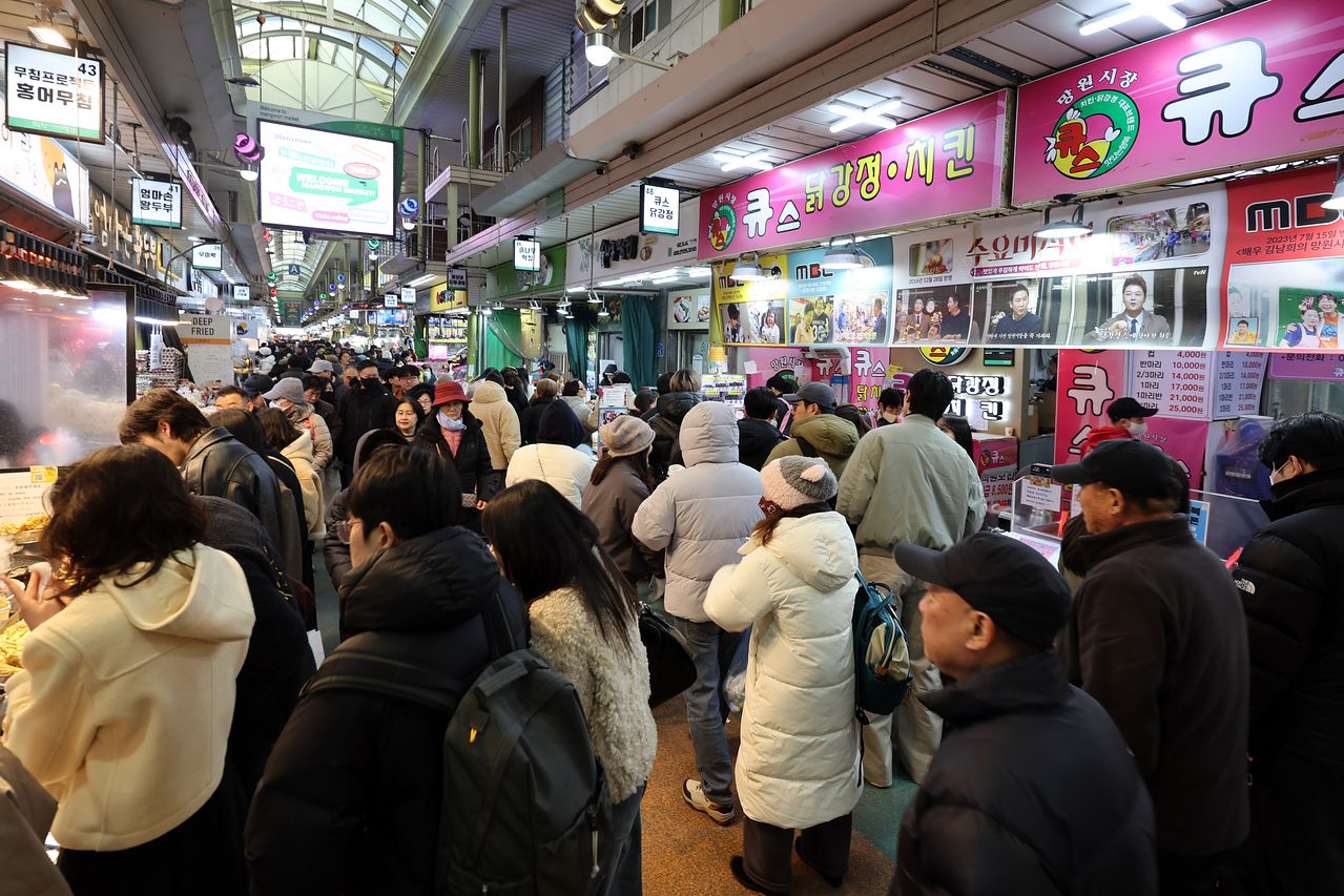 지난 1일 서울 마포구 망원시장에서 시민들이 장을 보고 있다. 뉴스1