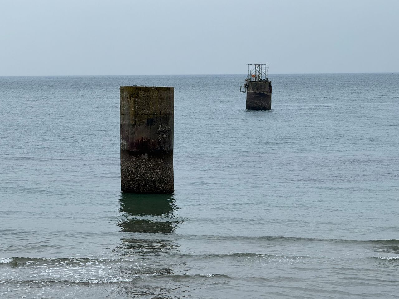 수몰사고 84년째를 맞이한 3일 일본 야마구치현 우베시 조세이탄광의 흔적. 바다 한가운데에 솟은 두개의 환기구(pier) 아래에 있는 탄광에서 1942년 2월 3일 조선인 136명을 포함한 총 183명이 수몰 사고로 희생당했다. 우베=김현예 특파원