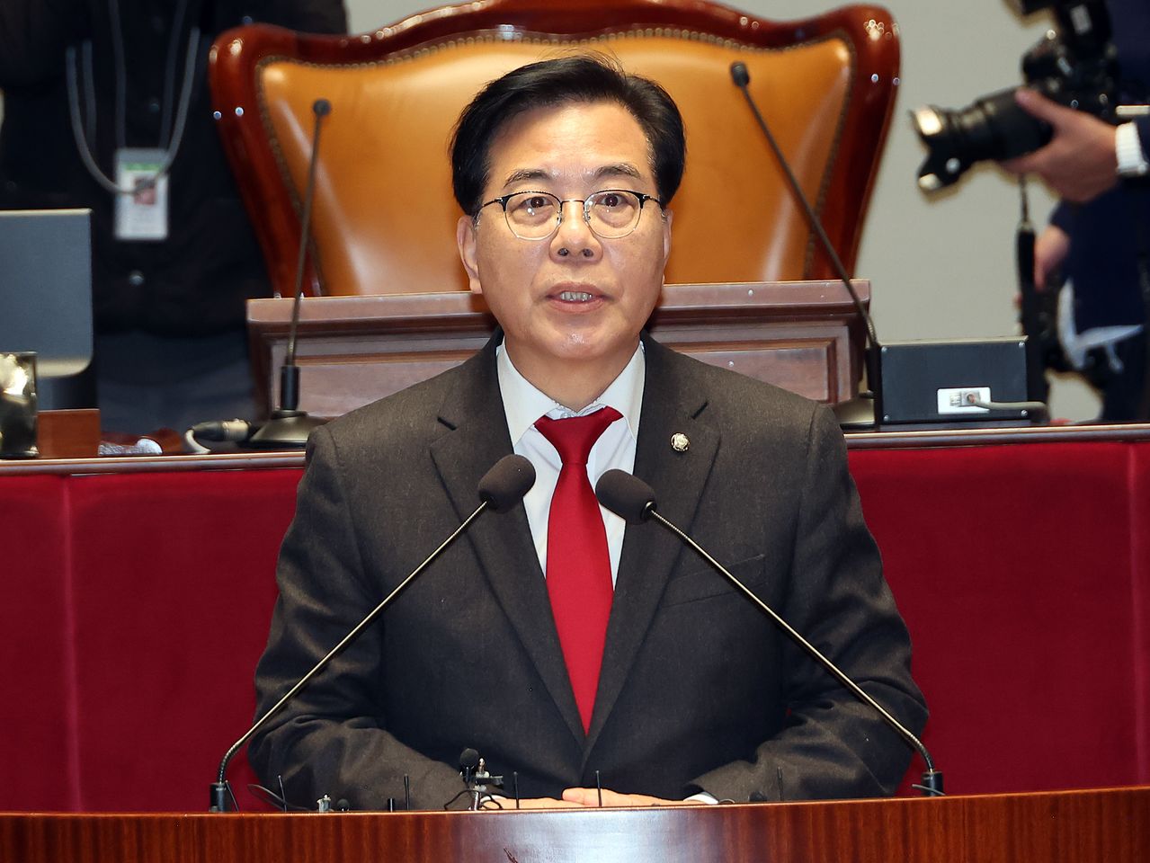 국민의힘 송언석 원내대표가 2일 국회 예결위회의장에서 열린 의원총회에서 현안과 관련한 설명을 하고 있다. 연합뉴스