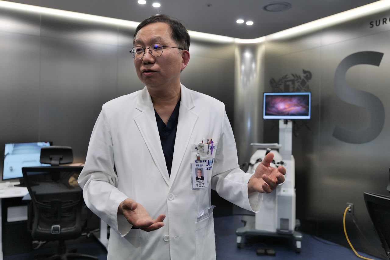 장진영 서울대병원 외과과장(췌담도외과 교수)이 지난달 28일 서울대병원 외과 술기교육센터에서 센터 설립 취지에 대해 설명하고 있다. [사진제공 서울대병원]