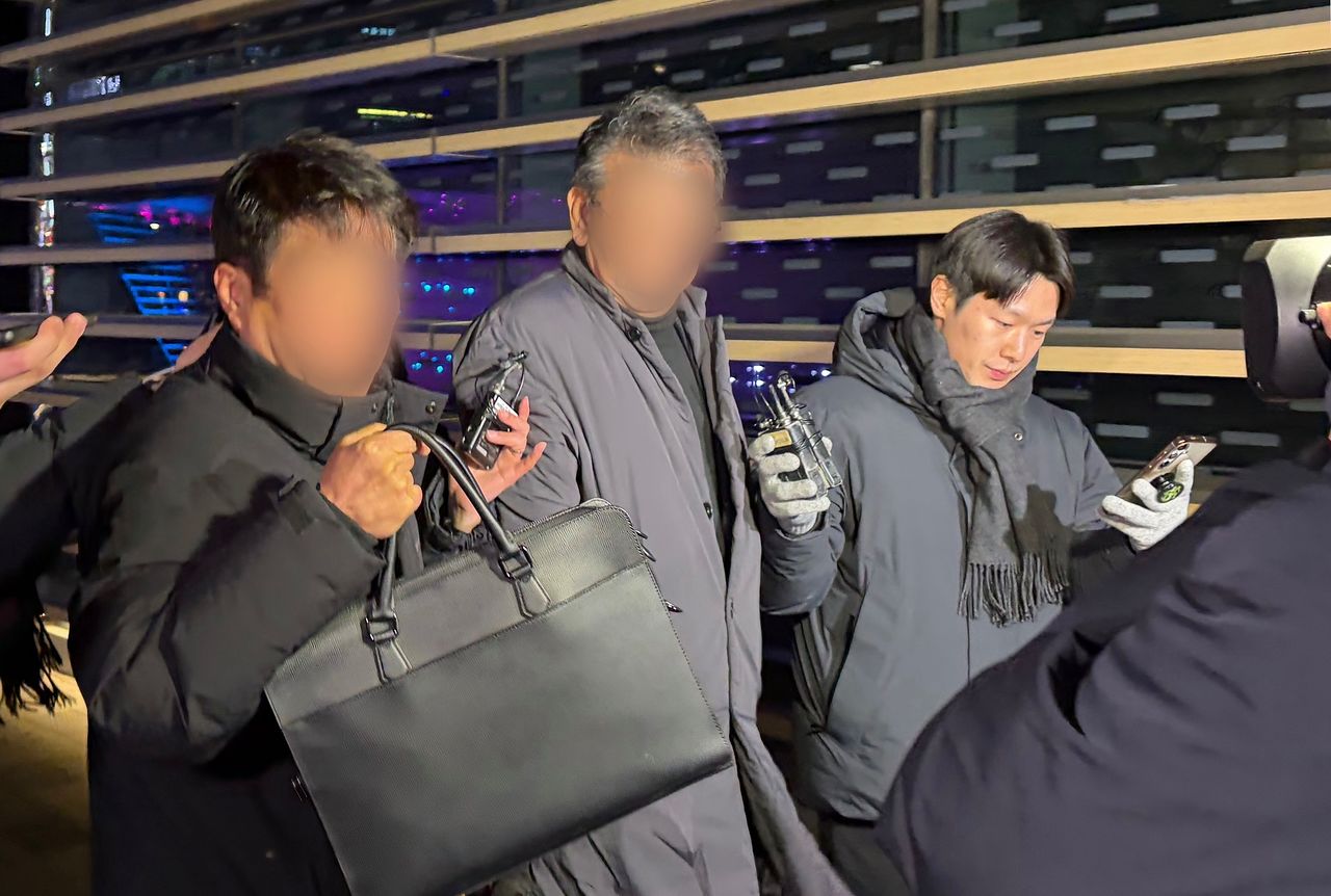 인천 강화군 중증장애인 거주시설 색동원 시설장 김모씨가 4일 오후 7시 7분쯤 2차 조사를 마치고 조사실에서 나오고 있다. 연합뉴스