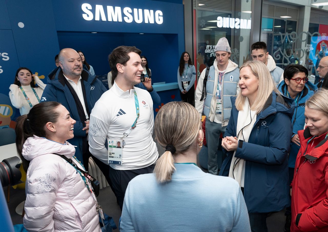 커스틴 코벤트리 IOC 위원장이 올림픽 선수촌 내 삼성 체험존에서 올림픽 출전 선수들을 만나 소통하고 있다. 사진 삼성