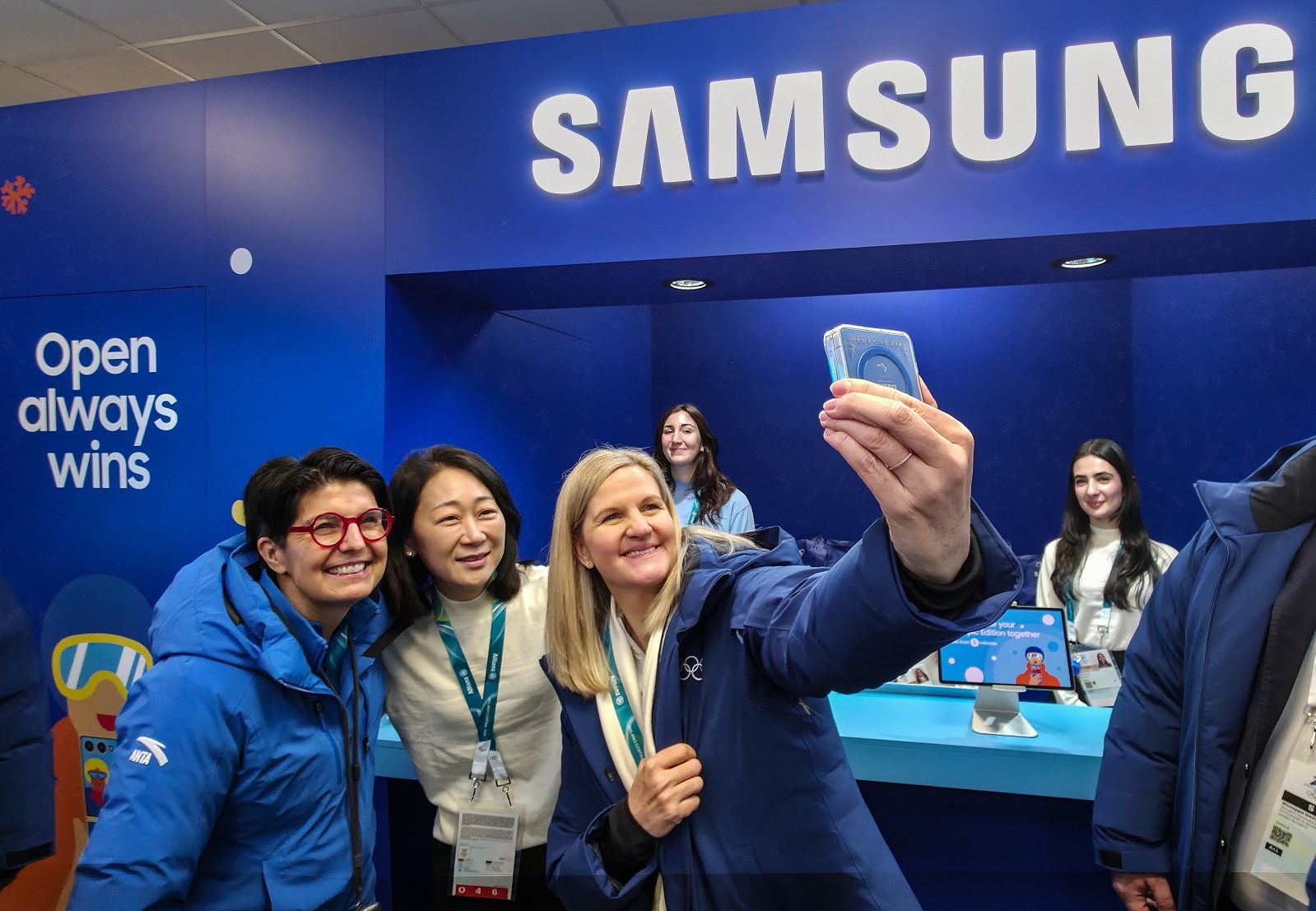 커스틴 코벤트리 IOC 위원장이 올림픽 선수촌 내 삼성 체험존에서 IOC 텔레비전 및 마케팅 서비스 전무이사 앤 소피 부마드(왼쪽)와 삼성전자 모바일 마케팅 센터장 최승은 부사장(오른쪽)와 함께 빅토리 셀피를 체험해 보고 있다. 사진 삼성