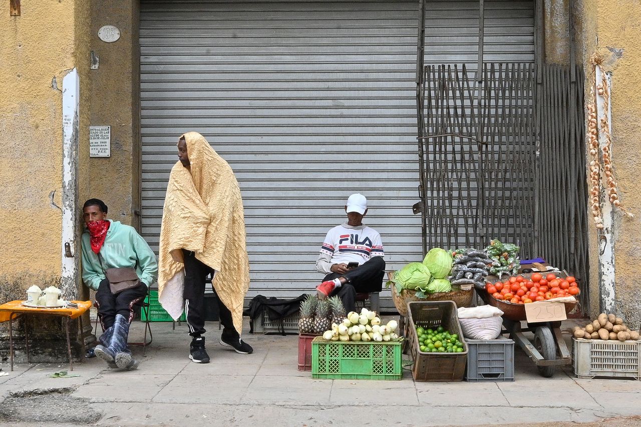 3일(현지시간) 쿠바에서 처음으로 기온이 영하권으로 떨어진 가운데 아바나의 한 거리에서 한 시민이 이불을 뒤집어쓰고 있다. AFP=연합뉴스