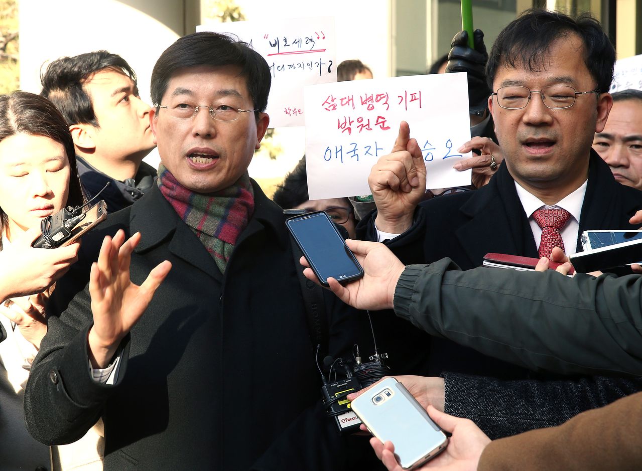 박원순 서울시장의 아들 주신씨의 병역비리 의혹을 제기한 혐의로 기소된 동남권원자력의학원 핵의학과 주임과장 양승오 박사(왼쪽)와 변호인 차기환 변호사가 지난 2016년 2월 17일 오후 서울중앙지법에서 선고 공판을 마친뒤 기자회견을 하고 있다. 연합뉴스