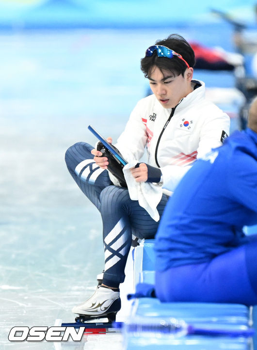 [OSEN=베이징(중국), 지형준 기자] 18일 중국 베이징 국립 스피드 스케이팅 경기장에서 2022 베이징 동계올림픽 스피드 스케이팅 남자 1000m 경기가 열렸다.대한민국 김민석이 레이스를 마치고 스케이트를 정비하고 있다. 2022.02.18 /jpnews@osen.co.kr