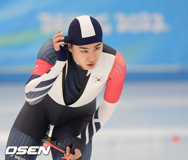 [OSEN=베이징(중국), 지형준 기자] 18일 중국 베이징 국립 스피드 스케이팅 경기장에서 2022 베이징 동계올림픽 스피드 스케이팅 남자 1000m 경기가 열렸다.대한민국 김민석이 레이스를 마치고 숨을 고르고 있다. 2022.02.18 /jpnews@osen.co.kr