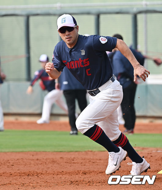 [OSEN=타이난(대만) , 이석우 기자] 프로야구 롯데 자이언츠가 31일(한국시간) 대만 타이난 아시아-태평양 국제야구센터에 스프링캠프를 차리고 구슬땀을 흘렸다.김태형 감독 등코치진과 투수20명,포수5명,내야수9명,외야수7명 등 총41명의 선수단이 1월 20일까지 1차 캠프에서 체력 강화와 기술 훈련을 치른 뒤 21일부터 3월 5일까지 일본 미야자키로 옮겨 2차 캠프에서 구춘리그에 참가해 실전 감각을 점검한다.롯데 전준우가 훈련을 하고 있다. 2026.01.31 / foto0307@osen.co.kr