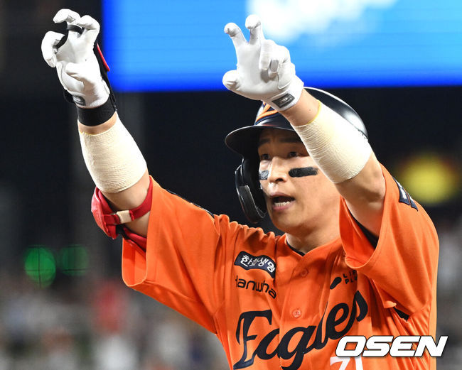 [OSEN=대전, 이대선 기자] 24일 오후 대전 한화생명볼파크에서 2025 신한 SOL Bank KBO리그 한화 이글스와 SSG 랜더스의 경기가 열렸다.한화는 와이스, SSG은 송영진을 선발로 내세웠다.5회말 1사 2루에서 한화 손아섭이 좌전 적시타를 치고 환호하고 있다. 2025.08.24 /sunday@osen.co.kr