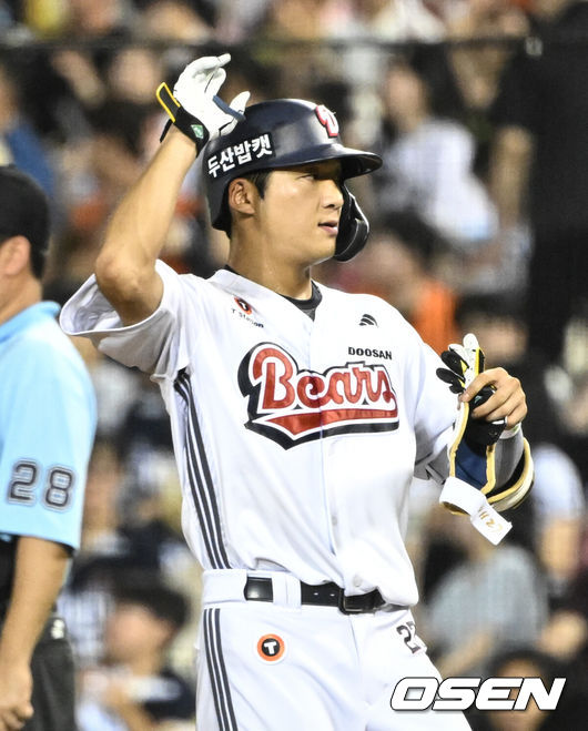 [OSEN=잠실, 조은정 기자]23일 오후 서울 잠실야구장에서 2025 신한 SOL Bank KBO리그 두산 베어스와 한화 이글스의 경기가 열렸다.이날 두산은 최민석, 한화는 황준서를 선발로 내세웠다.5회말 2사 3루 두산 김대한이 적시타 세리머니를 하고 있다. 2025.07.23 /cej@osen.co.kr