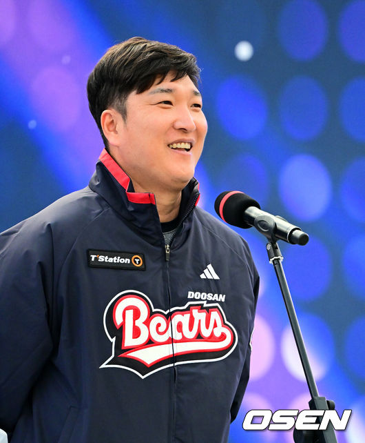 [OSEN=잠실, 지형준 기자] 프로야구 두산 베어스가 23일 오후 서울 잠실야구장에서 ‘2025곰들의 모임’을 개최했다.곰들의 모임은 한 시즌 동안 변함없는 응원을 보내준 최강10번타자 팬들에게 감사의 마음을 전하기 위해 마련된 팬 페스티벌이다.이진영 코치가 인사를 하고 있다. 2025.11.23 /jpnews@osen.co.kr