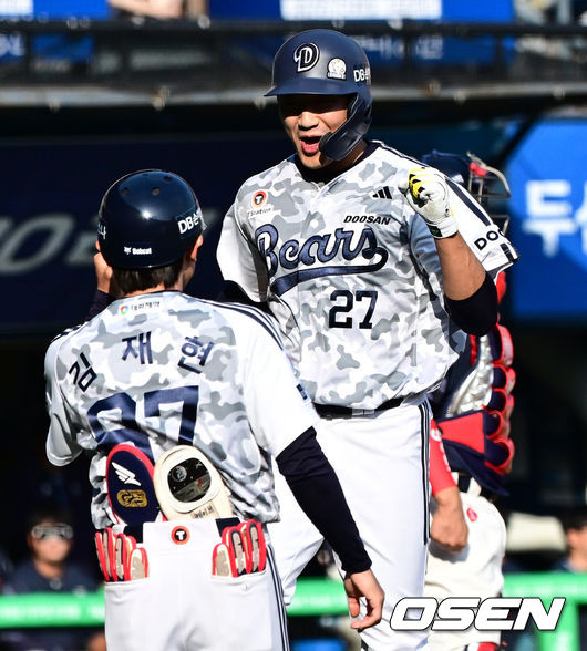 [OSEN=잠실, 지형준 기자] 6일 오후 서울 잠실구장에서 ‘2025 신한 SOL Bank KBO리그’ 두산 베어스와 롯데 자이언츠의 경기가 열렸다.이날 두산은 잭로그, 롯데는 나균안을 선발로 내세웠다.2회말 1사에서 두산 김대한이 좌월 솔로포를 날리며 김재현 코치와 기뻐하고 있다. 2025.06.06 /jpnews@osen.co.kr