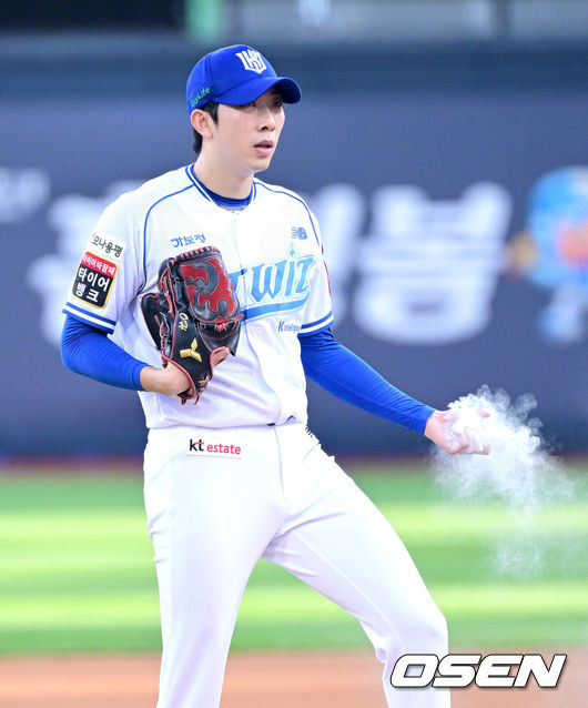 [OSEN=수원, 최규한 기자] 12일 경기도 수원 KT위즈파크에서 ‘2025 신한 SOL Bank KBO리그’ KT 위즈와 LG 트윈스의 경기가 열렸다.홈팀 KT는 오원석, 방문팀 LG는 앤더스 톨허스트를 선발로 내세웠다.1회초 KT 선발 오원석이 투구를 준비하며 로진을 쥐고 있다. 2025.08.12 / dreamer@osen.co.kr