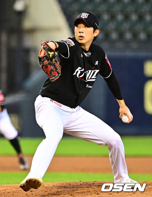 [OSEN=잠실, 지형준 기자] 4일 오후 서울 잠실구장에서 ‘2025 신한 SOL Bank KBO리그’ 두산 베어스와 KT 위즈의 경기가 열렸다.두산은 잭로그, KT는 오원석이 선발로 나섰다.1회말 KT 오원석이 역투하고 있다. 2025.07.04 /jpnews@osen.co.kr