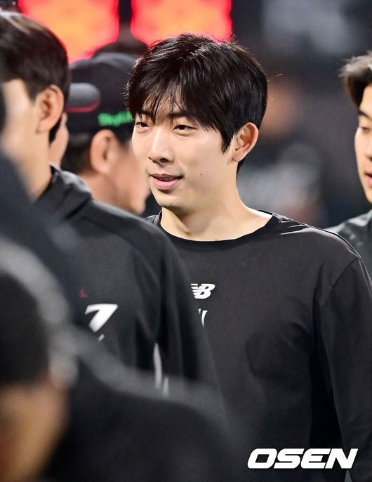 [OSEN=수원, 민경훈 기자] 3일 오후 수원 KT위즈파크에서 ‘2025 신한 SOL Bank KBO리그’ KT 위즈와 키움 히어로즈의 경기가 열렸다. 이 경기에서 KT는 키움에 9-0 완승을 거뒀다. 시즌 첫 4번 타자로 나선 안현민이 4타수 2안타 2타점으로 뜨거운 타격감을 이어갔고,선발투수 오원석은 6회 1사까지 노히터로 막는 등 6이닝 5탈삼진 무실점 호투로시즌 4승째를 올렸다.경기를 마치고 KT 승리투수 오원석이 하이파이브를 하고 있다.  2025.05.03 / rumi@osen.co.kr