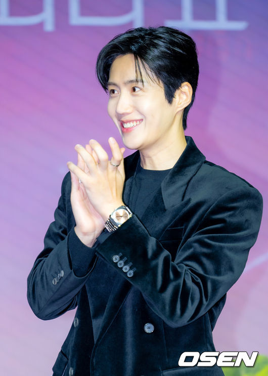 [OSEN=민경훈 기자] 13일 오후 서울 강남구 조선 팰리스 서울 강남 더 그레이트 홀에서 넷플릭스 시리즈 '이 사랑 통역 되나요?' 제작발표회가 열렸다.다중언어 통역사 주호진(김선호)이 글로벌 톱스타 차무희(고윤정)의 통역을 맡게 되면서 펼쳐지는 예측불가 로맨틱 코미디. 오는 16일 공개 예정.배우 김선호가 무대 위에서 박수를 치고 있다. 2026.01.13 / rumi@osen.co.kr