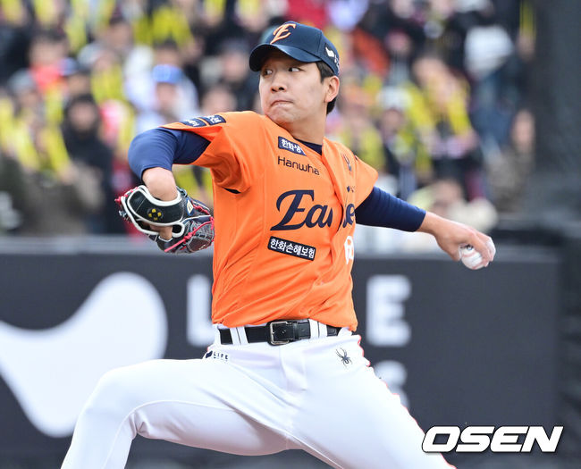 [OSEN=대전, 최규한 기자] 29일 오후 대전 한화생명 볼파크에서 ‘2025 신한 SOL Bank KBO리그’ 한화 이글스와 KIA 타이거즈의 경기가 열렸다.홈팀 한화는 라이언 와이스, 방문팀 KIA는 양현종을 선발로 내세웠다.6회초 마운드에 오른 한화 권민규가 힘차게 공을 뿌리고 있다. 2025.03.29 / dreamer@osen.co.kr