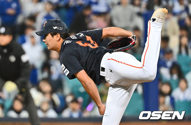 [OSEN=대구, 이석우 기자] 4일 대구삼성라이온즈파크에서 2025 신한 SOL 뱅크 KBO 리그 삼성 라이온즈와 한화 이글스의 경기가 열렸다. 홈팀 삼성은 원태인이, 방문팀 한화는 와이스가 선발 출전했다. 한화 이글스 권민규가 역투하고 있다. 2025.04.04 / foto0307@osen.co.kr