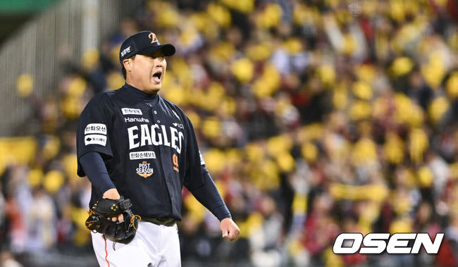 [OSEN=잠실, 박준형 기자] 27일 오후 서울 잠실야구장에서 2025 신한 SOL Bank KBO리그 포스트시즌 한국시리즈 2차전 LG 트윈스와 한화 이글스의 경기가 열렸다.LG는 임찬규, 한화는 류현진을 선발 투수로 내세웠다. 2회말 LG 오지환에게 볼넷 허용하며 만루 위기를 맞은 한화 선발투수 류현진이 아쉬워하고 있다.    2025.10.27 / soul1014@osen.co.kr