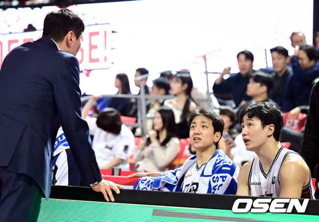 [OSEN=잠실학생체, 조은정 기자]2일 서울 잠실학생체육관에서 2025-2026 LG전자 프로농구 서울 SK와 부산 KCC의 경기가 열렸다.SK는 4위(22승 14패), 부산 KCC는 6위(18승 18패)를 기록중이다.4쿼터 KCC 허웅이 3점슛 13개, 45득점을 넣은 뒤 교체됐다. 이상민 감독과 대화를 나눈느 허웅(오른쪽). 2026.02.02 /cej@osen.co.kr