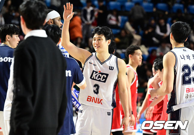 [OSEN=잠실학생체, 조은정 기자]2일 서울 잠실학생체육관에서 2025-2026 LG전자 프로농구 서울 SK와 부산 KCC의 경기가 열렸다.이날 KCC는 허웅의 한 경기 개인 최다 득점 기록(51점)에 힘입어 서울SK를 118-77로이겼다.KCC 허웅이 승리를 기뻐하고 있다. 2026.02.02 /cej@osen.co.kr