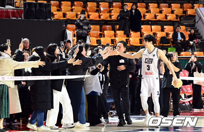 [OSEN=잠실학생체, 조은정 기자]2일 서울 잠실학생체육관에서 2025-2026 LG전자 프로농구 서울 SK와 부산 KCC의 경기가 열렸다.이날 KCC는 허웅의 한 경기 개인 최다 득점 기록(51점)에 힘입어 서울SK를 118-77로이겼다.KCC 허웅이 팬들과 승리를 기뻐하고 있다. 2026.02.02 /cej@osen.co.kr