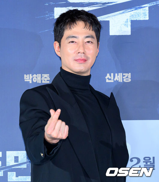 [OSEN=지형준 기자] 12일 오전 서울 광진구 자양동 롯데시네마 건대입구에서 영화 '휴민트' 제작보고회가 열렸다.영화 ‘휴민트’는 비밀도, 진실도 차가운 얼음 바다에 수장되는 블라디보스토크에서 서로 다른 목적을 가진 이들이 격돌하는 이야기.배우 조인성이 포토타임을 하고 있다.  2026.01.12 / jpnews@osen.co.kr