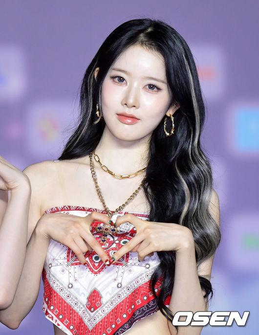 [OSEN=고양, 조은정 기자]27일 오후 경기도 고양시 일산서구 킨텍스 제1전시장에서 '2025 SBS 가요대전 Summer' 블루카펫 행사가 열렸다.이날 행사에는 NCT 드림, 아이들, 투모로우바이투게더, 스테이씨, 엔하이픈, 아일릿, 베이비몬스터, 킥플립, 하츠투하츠, 키키, 클로즈유어아이즈, 힛지스, 우즈, 베이비돈크라이, 아이딧 등이 출연한다. 스테이씨 시은이 포즈를 취하고 있다. 2025.07.27 /cej@osen.co.kr