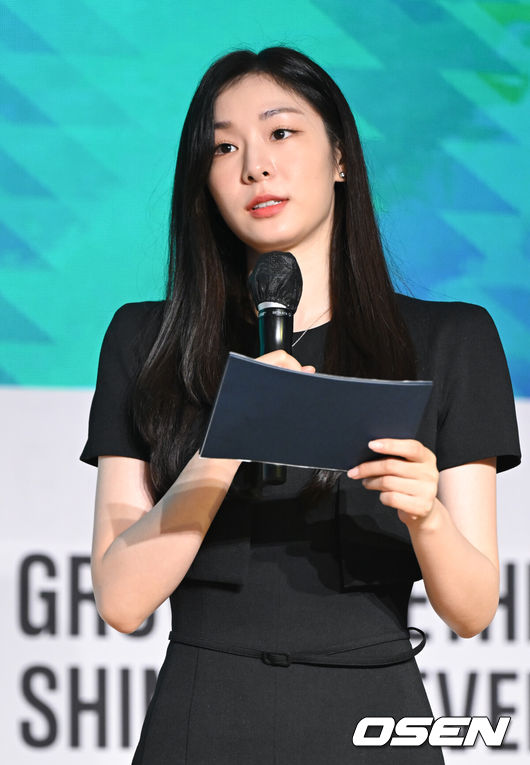 [OSEN=조은정 기자] 6일 오전 서울 송파구 올림픽파크텔에서 '2024 강원 동계청소년올림픽'G-200일을 맞아 '유니폼·메달 공개 및 지속가능 올림픽 선포식 행사’가 열렸다. 전 피겨스케이팅선수 김연아가 강원도 소재 학생들이 디자인에 참여한 메달(뒷면)을 소개하고 있다. 2023.07.06 /cej@osen.co.kr