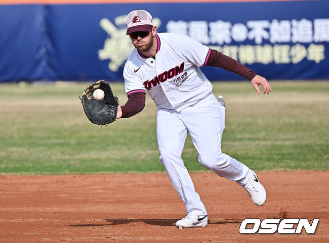 [OSEN=가오슝(대만) , 이석우 기자] 프로야구 키움 히어로즈가 3일(한국시간) 대만 가오슝 국경칭푸야구장에 스프링캠프를 차리고 구슬땀을 흘렸다.키움 히어로즈는 설종진 감독 등 코치진 12명과 선수 48명을 합쳐 총 60명이 참가해 지난달 22일부터 3월 7일까지 45일간 대만 가오슝 국경칭푸야구장에서 전지 훈련을 치르고 있다. 키움 브룩스가 수비 훈련을 하고 있다. / foto0307@osen.co.kr