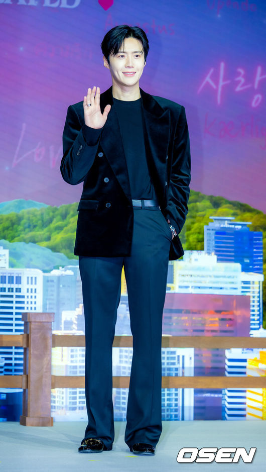 [OSEN=민경훈 기자] 13일 오후 서울 강남구 조선 팰리스 서울 강남 더 그레이트 홀에서 넷플릭스 시리즈 '이 사랑 통역 되나요?' 제작발표회가 열렸다.다중언어 통역사 주호진(김선호)이 글로벌 톱스타 차무희(고윤정)의 통역을 맡게 되면서 펼쳐지는 예측불가 로맨틱 코미디. 오는 16일 공개 예정.배우 김선호가 포토타임을 하고 있다. 2026.01.13 / rumi@osen.co.kr