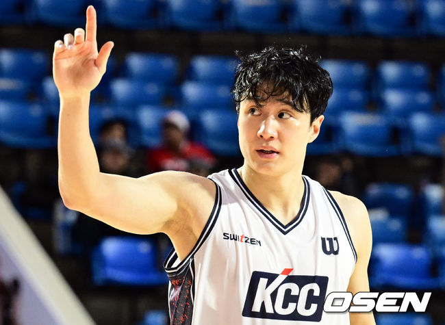 [OSEN=잠실학생체, 조은정 기자]2일 서울 잠실학생체육관에서 2025-2026 LG전자 프로농구 서울 SK와 부산 KCC의 경기가 열렸다.이날 KCC는 허웅의 한 경기 개인 최다 득점 기록(51점)에 힘입어 서울SK를 118-77로이겼다.KCC 허웅이 팬들과 승리를 기뻐하고 있다. 2026.02.02 /cej@osen.co.kr