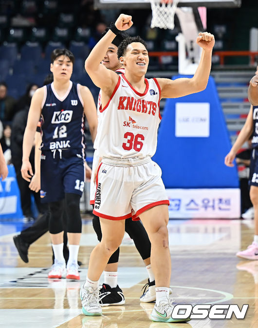 [OSEN=부산, 이석우 기자] 25일 부산 사직체육관에서 2025-2026 LG전자 프로농구 부산 KCC와 서울 SK의 경기가 열렸다.부상자 복귀에도 완전한 경기력을 회복하지 못한 KCC와 강행군 속 주전 안영준까지 이탈한 SK가 정상 전력이 아닌 상태로 맞대결을 펼쳤다.서울 SK 에디 다니엘이 102-72로 대승을 거두고 기뻐하고 있다. 2026.01.25 / foto0307@osen.co.kr