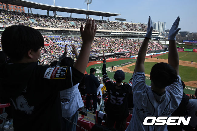 [OSEN=수원, 지형준 기자] 9일 오후 수원KT위즈파크에서  2025 신한 SOL뱅크 KBO 리그 시범경기 KT 위즈와 LG 트윈스의 경기가 열렸다.KBO리그 10개 구단은 오는 18일까지 시범경기 10경기를 소화한다. 2025시즌 개막전은 오는 22일 개최된다. 개막전 매치업은 LG-롯데(서울 잠실구장), KIA-NC(광주-기아챔피언스필드), SSG-두산(인천 SSG랜더스필드), KT-한화(수원 KT위즈파크), 삼성-키움(대구 삼성라이온즈파크)이다.야구팬들이 응원을 선보이며 시범경기를 즐기고 있다. 2025.03.09 / jpnews@osen.co.kr