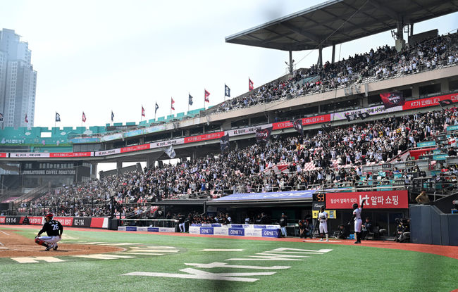 [OSEN=수원, 지형준 기자] 9일 오후 수원KT위즈파크에서  2025 신한 SOL뱅크 KBO 리그 시범경기 KT 위즈와 LG 트윈스의 경기가 열렸다.KBO리그 10개 구단은 오는 18일까지 시범경기 10경기를 소화한다. 2025시즌 개막전은 오는 22일 개최된다. 개막전 매치업은 LG-롯데(서울 잠실구장), KIA-NC(광주-기아챔피언스필드), SSG-두산(인천 SSG랜더스필드), KT-한화(수원 KT위즈파크), 삼성-키움(대구 삼성라이온즈파크)이다.야구팬들이 응원을 선보이며 시범경기를 즐기고 있다. 2025.03.09 / jpnews@osen.co.kr