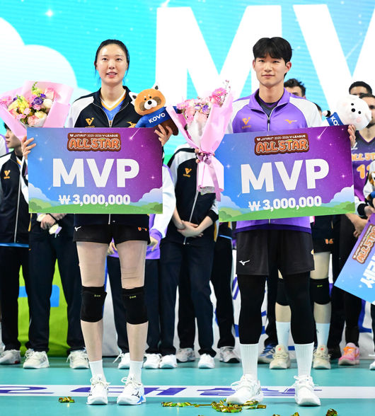 [OSEN=춘천, 지형준 기자] 25일 강원도 춘천 호반체육관에서 진에어 2025-2026 V-리그 올스타전이 열렸다.이번 올스타전의 컨셉은 ‘올스타 빌리지 인 춘천’으로 별들과 함께 추억이 가득 채워지는 올스타 마을이라는 의미를 담고 있는데, 팬들을 위한 다채로운 현장 이벤트를 선보였다. MVP는 삼성화재 김우진, 현대건설 양효진이, 세리머니 상은 한국전력 신영석과 현대건설 이다현이 수상했다.MVP를 수상한 현대건설 양효진, 삼성화재 김우진이 기념촬영을 하고 있다. 2026.01.25 /jpnews@osen.co.kr