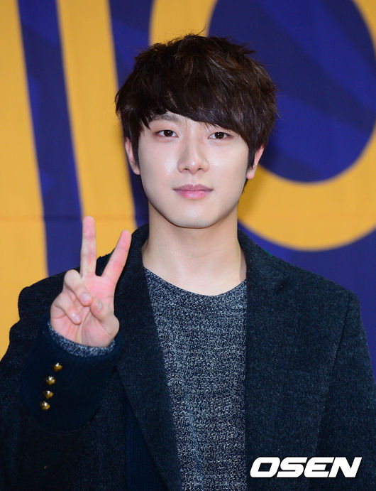 [OSEN=곽영래 기자] 뮤지컬 '요셉 어메이징' 기자간담회가 14일 오후 대학로뮤지컬센터 연습실에서 열렸다.최민환이 포토타임을 갖고 있다.뮤지컬 '요셉 어메어징'은 성경 속의 인물인 요셉의 이야기를 새로운 시각으로 세련되게 재해석한 작품으로, 다채로운 의상과 다양한 장르의 음악, 그리고, 화려한 무대 등의 볼거리로 모든 층의 관객을 만족 시킬 수 있는 작품이다.대학로에서 새로이 모습을 다지는 '요셉 어메이징'은 뮤지컬 무대에서 활약상을 펼치고 있는 가수 정동하와 최근 '응답하라 1994'에서 '해태'로 대중들에게 사랑받은 손호준이 캐스팅 됐고 박영수가 앵콜 공연에 이어 다시 참여한다.또한 FT 아일랜드의 최민환이 캐스팅되며 한류 시장에도 새로운 바람을 불러 일으킬 것을 기대하고 있다.한편, 뮤지컬 '요셉 어메이징'은 오는 2월 9일까지 대학로뮤지컬센터에서 공연된다./youngrae@osen.co.kr 