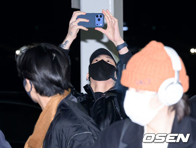 정국,'우리 멤버들 모습 사진으로 남겨야지~'