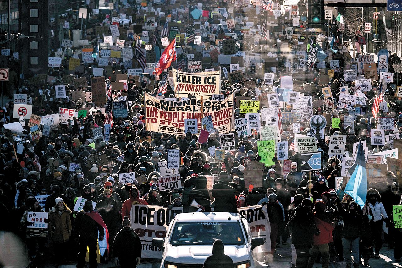 지난달 25일(현지시간) 미국 미네소타주 미니애폴리스 시내에서 이민세관단속국(ICE)에 반대하는 시위대가 행진하고 있다. AFP=연합뉴스 