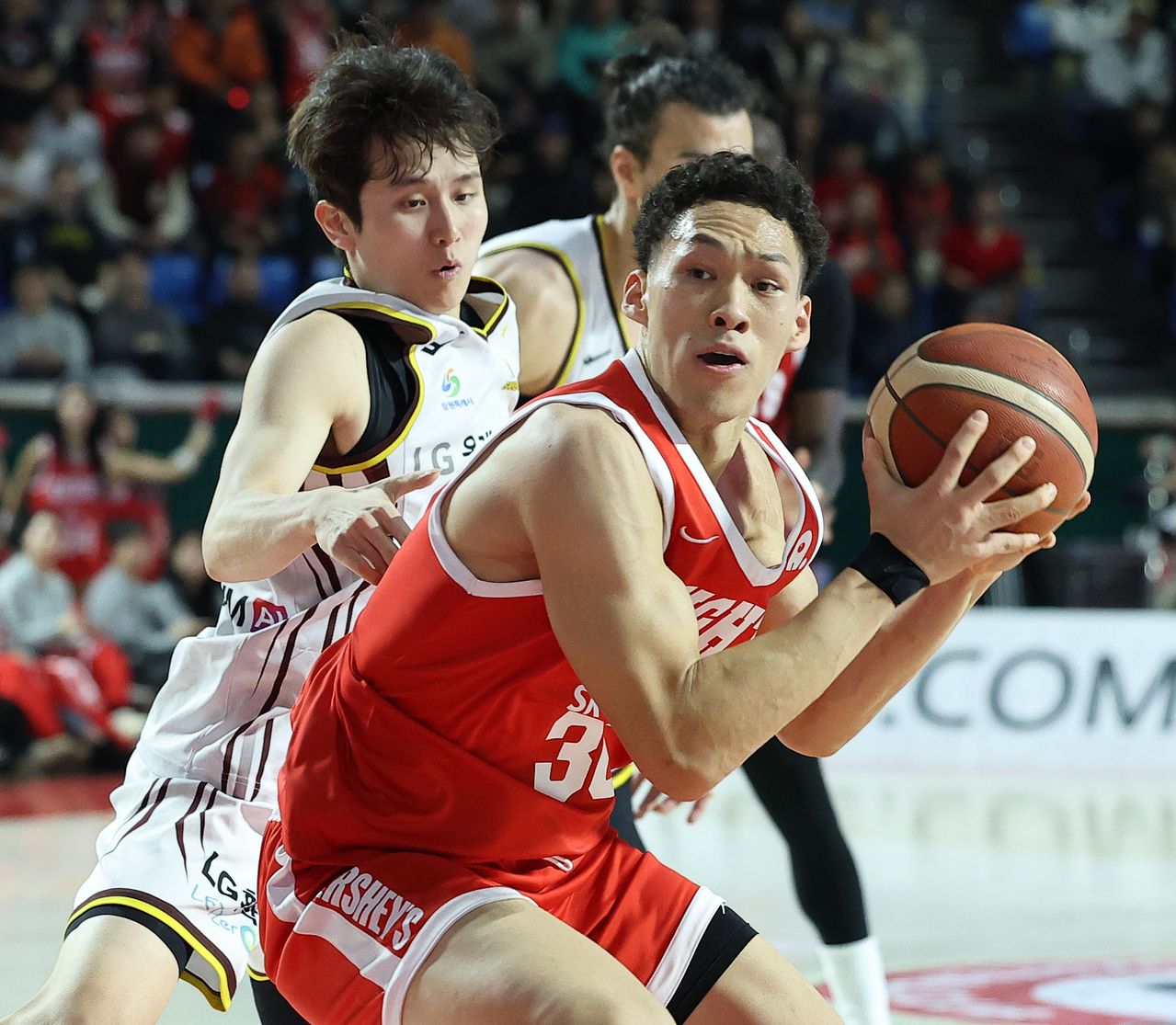 처음으로 태극마크를 단 SK의 신인 에디 다니엘(오른쪽). 연합뉴스