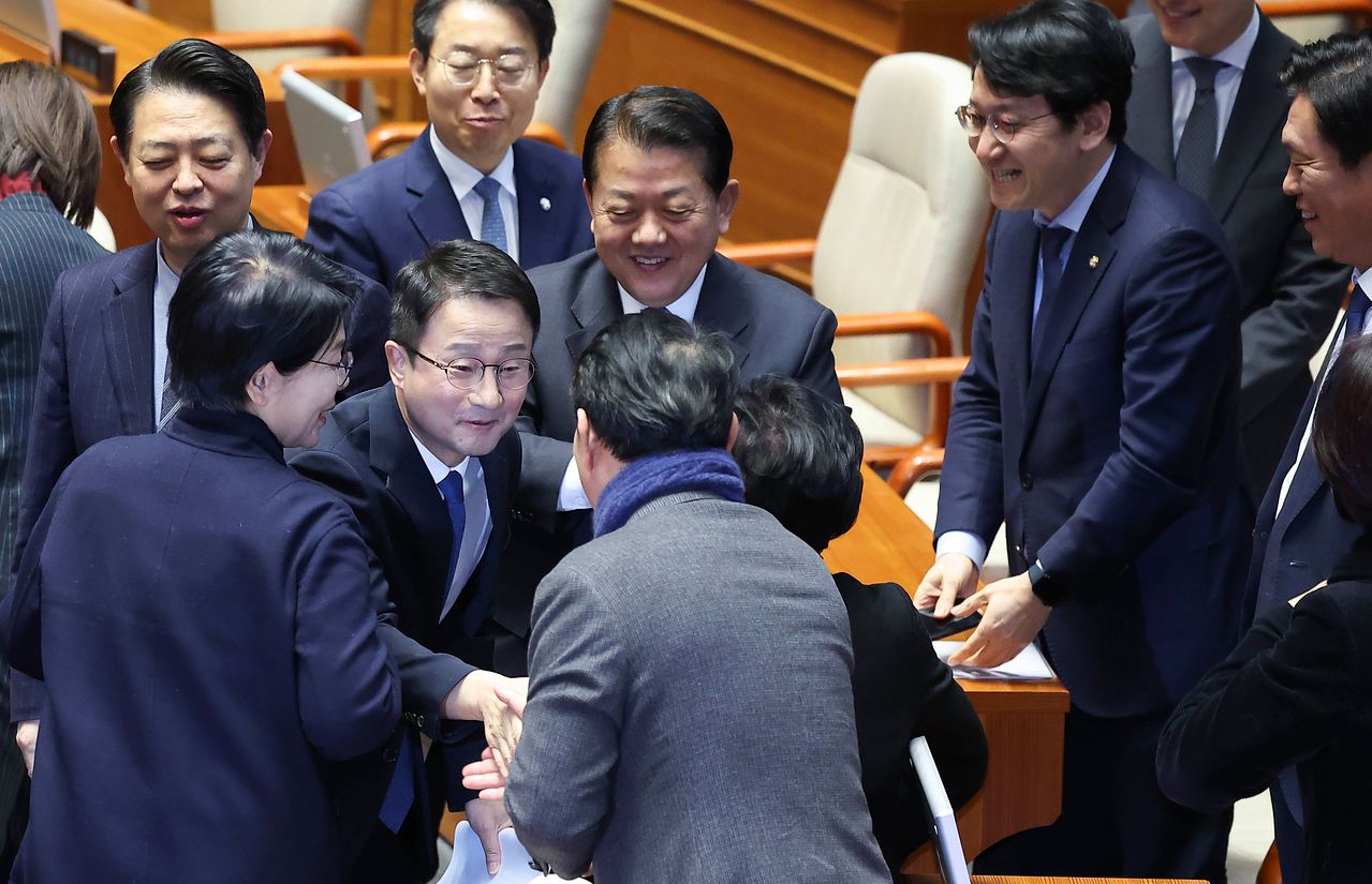 한병도 더불어민주당 원내대표(가운데)가 3일 국회 본회의에서 교섭단체 대표 연설을 마친 뒤 의원들과 인사하고 있다. 한 원내대표는 이날 지방선거와 함께 원포인트 개헌을 제안했다. 임현동 기자