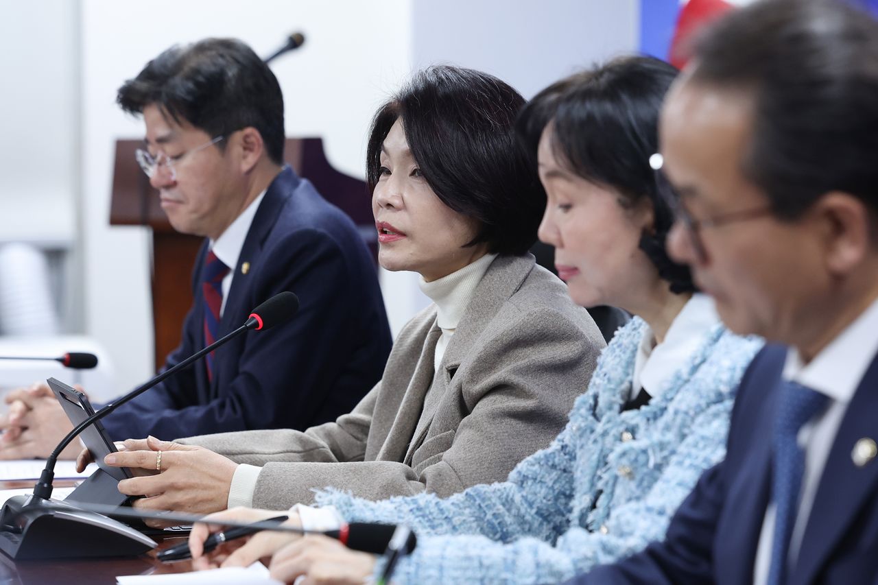 한정애 더불어민주당 정책위의장이 4일 서울 여의도 국회 의원회관에서 열린 개인정보 유출 대응 강화를 위한 당정협의에서 발언하고 있다. 뉴스1