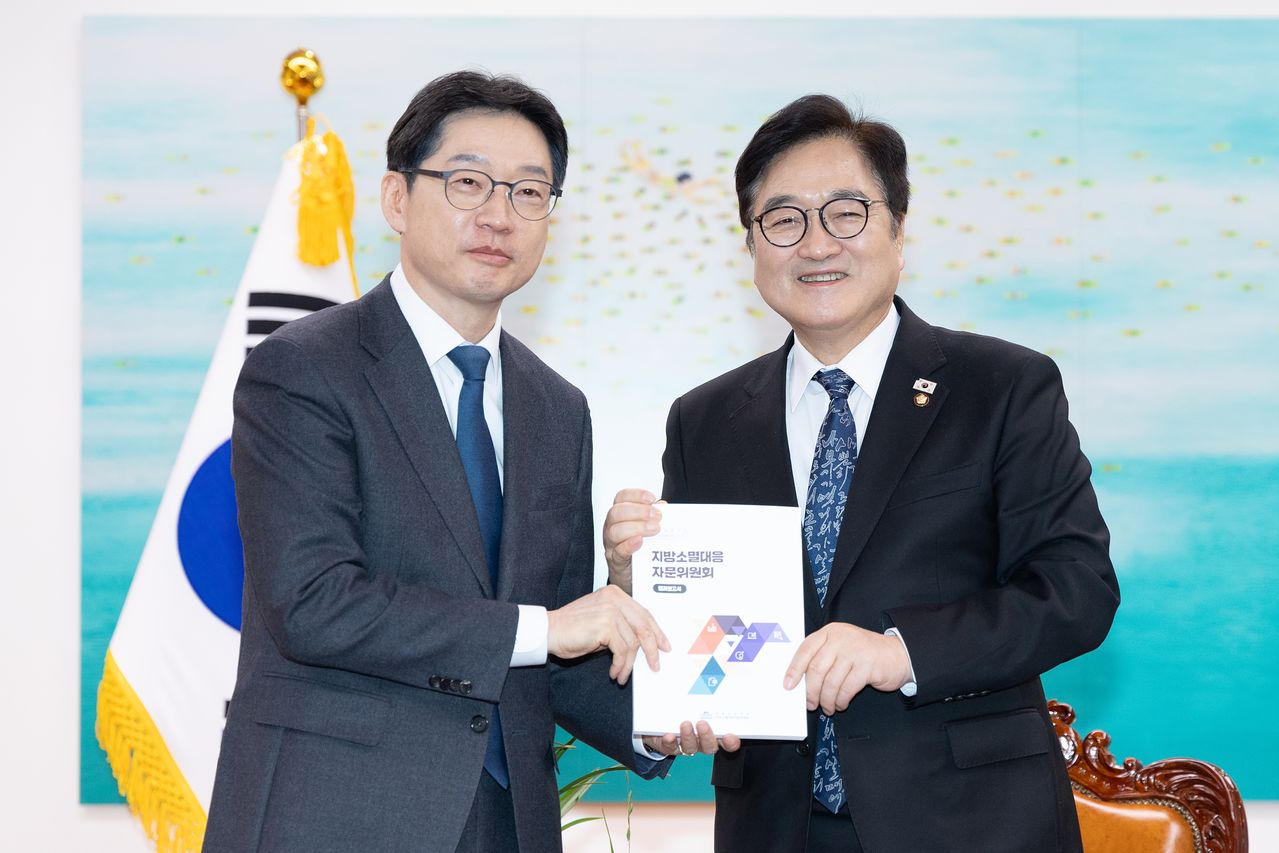 우원식 국회의장이 4일 서울 여의도 국회에서 김경수 지방시대위원회 위원장을 접견하고 있다. 뉴스1