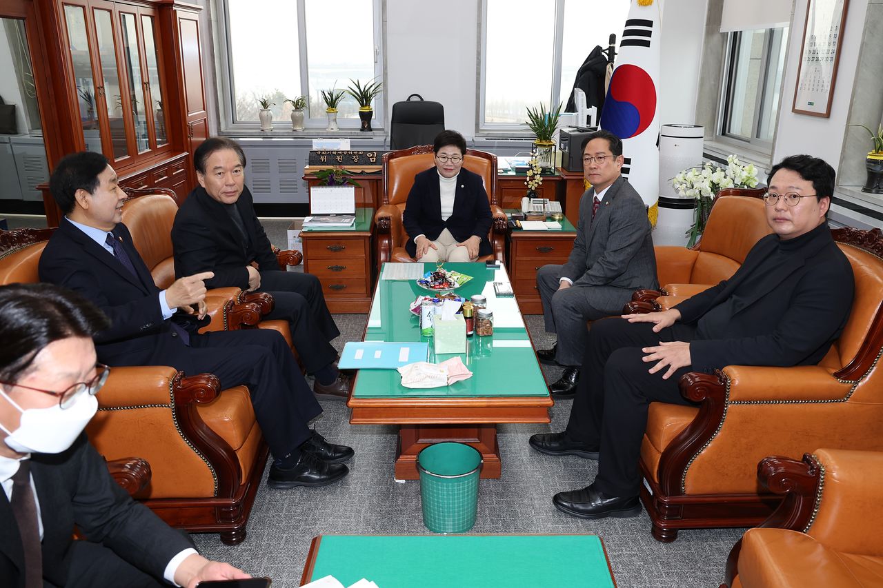 구윤철 부총리 겸 재정경제부 장관(왼쪽 첫째)이 4일 국회에서 임이자 재정경제기획위원회 위원장(가운데)을 비롯한 위원들과 면담하고 있다. 김성룡 기자