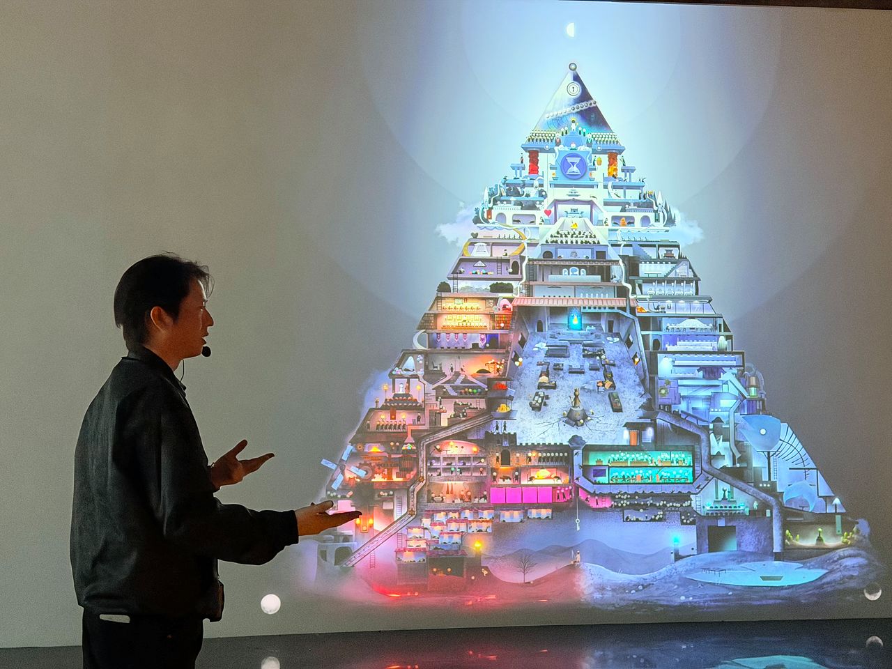 에릭 오 감독이 지난 1일 제주시 애월읍 복합문화공간 하우스오브레퓨즈에서 ‘감독과의 만남’ 프로그램을 진행하며 작품 '오페라'에 대해 설명하고 있다. 최충일 기자